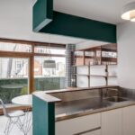 10 ideas de diseño para cocinas pequeñas con vista al jardín: optimiza el espacio y disfruta de la naturaleza