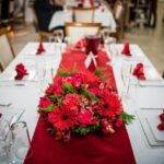 Adornos para bodas en jardín: Mesas rojo con dorado, la elegancia en tu celebración
