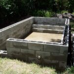 Alberca pequeña en jardín con block: Diseño, construcción y consejos