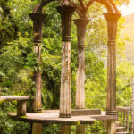 Descubre las fascinantes esculturas del jardín surrealista de Edward James