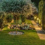 Descubre las mejores ideas de decoración de jardines con focos para iluminar y embellecer tu espacio exterior