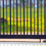 Descubre las mejores puertas de metal para jardín: guía de compra y recomendaciones