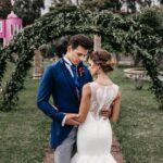 Guía para hombres: Cómo asistir a una boda en un jardín sin complicaciones