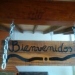 Ideas creativas: Arreglos con botellas de whisky y llaves de jardín para decorar tu hogar