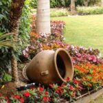 Jardines pequeños con flores y fuentes: Diseños encantadores para tu oasis de paz