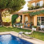 Transforma tu jardín con un jacuzzi y muebles de madera: consejos para arreglarlo a tu estilo